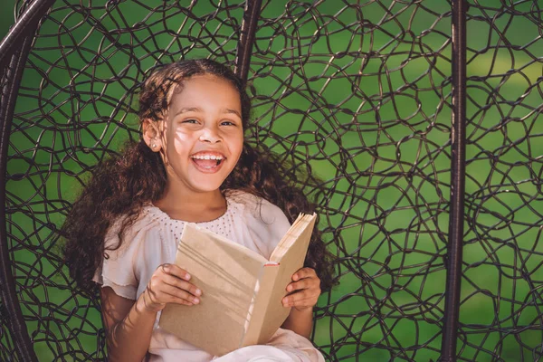 Дівчина читання книги — стокове фото