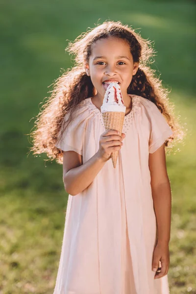 Chica comiendo helado - foto de stock