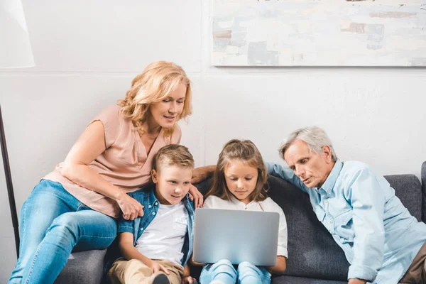 Family using laptop — Stock Photo