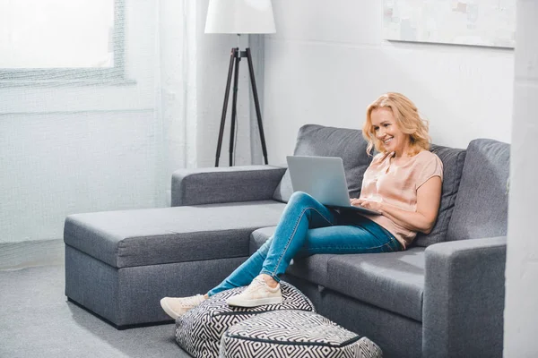 Frau benutzt Laptop — Stockfoto