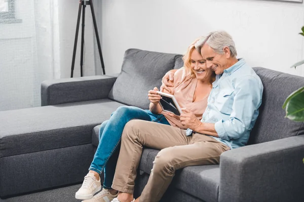 Pareja mirando marco de fotos - foto de stock