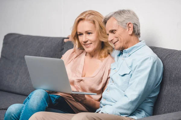 Pareja usando portátil - foto de stock