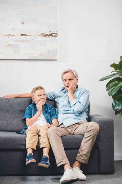 Choqué grand-père et petit-fils — Photo de stock