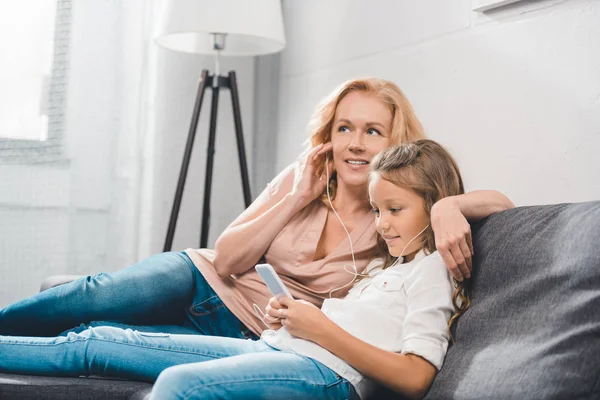 Nonna e nipote ascoltando musica — Foto stock