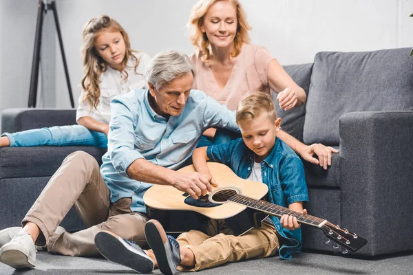 Famiglia che suona la chitarra — Foto stock