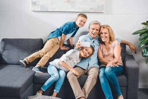 Famiglia che prende selfie — Foto stock