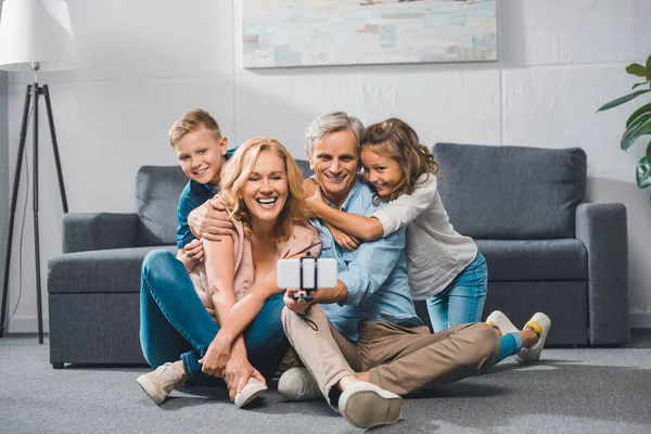 Famiglia che prende selfie — Foto stock