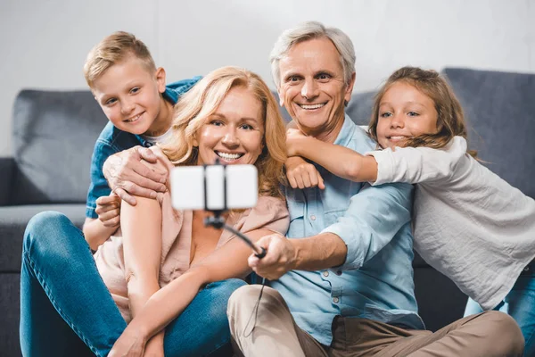 Famiglia che prende selfie — Foto stock