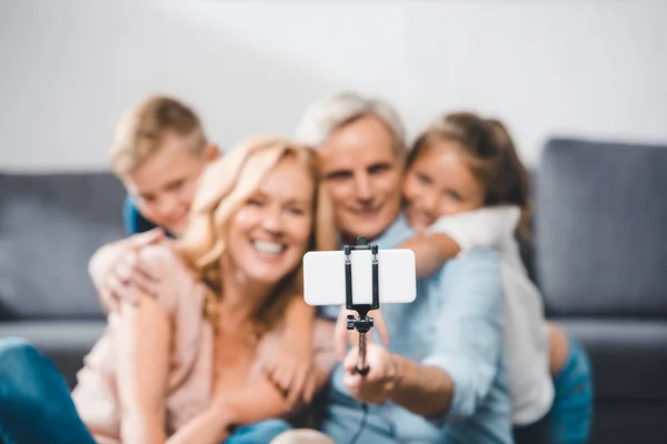 Famiglia che prende selfie — Foto stock
