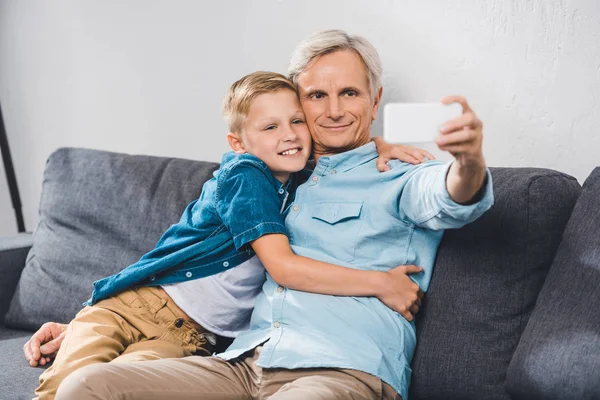Abuelo y nieto tomando selfie - foto de stock