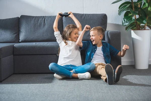 Enfants jouant à un jeu vidéo — Photo de stock