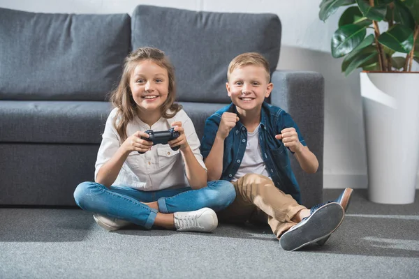 Niños jugando videojuego - foto de stock