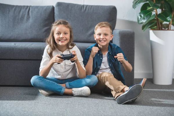 Enfants jouant à un jeu vidéo — Photo de stock