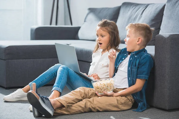 Niños usando laptop - foto de stock