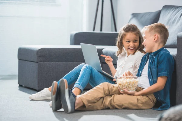 Enfants utilisant un ordinateur portable — Photo de stock