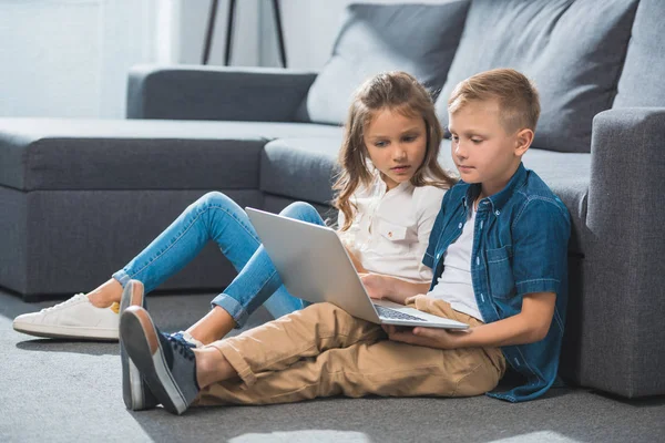 Kinder benutzen Laptop — Stockfoto