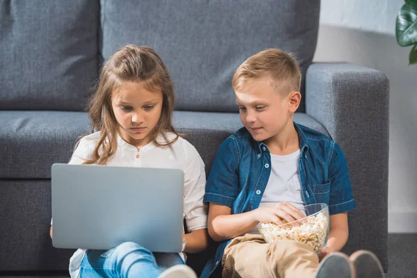 Enfants utilisant un ordinateur portable — Photo de stock