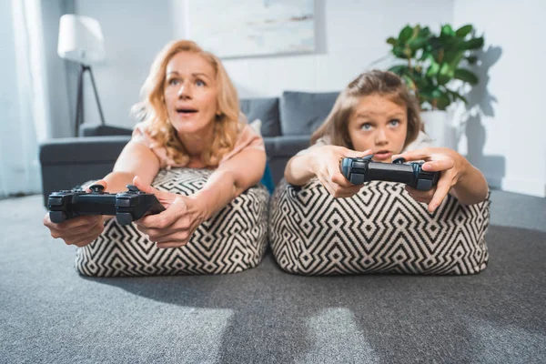 Großmutter und Enkelin spielen Videospiel — Stockfoto