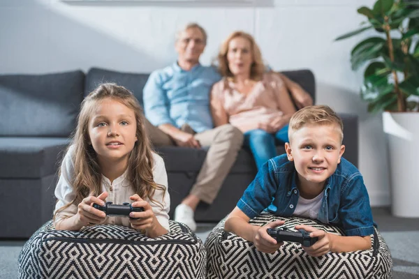 Enfants jouant à un jeu vidéo — Photo de stock