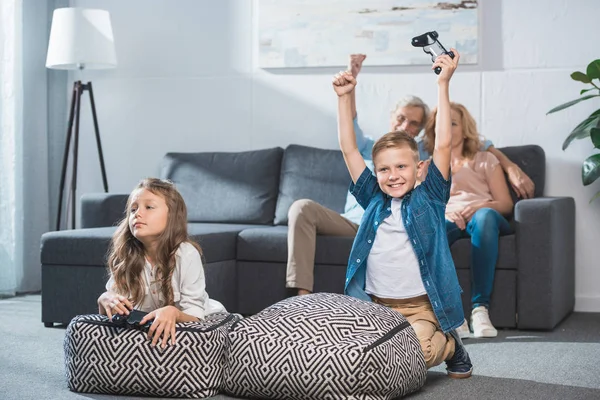 Enfants jouant à un jeu vidéo — Photo de stock