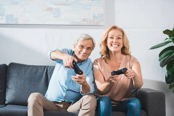 Couple playing video game — Stock Photo