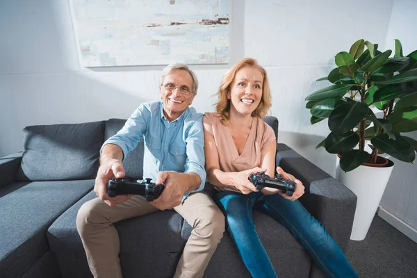 Couple jouant jeu vidéo — Photo de stock