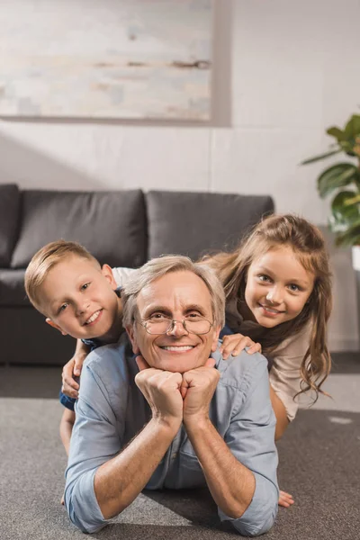 Glückliche Familie auf dem Boden liegend — Stockfoto