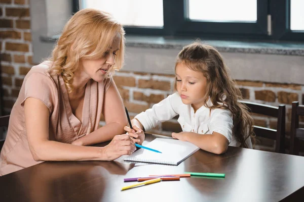 Nonna e nipote che si riuniscono — Foto stock