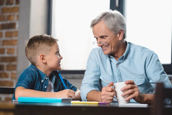 Abuelo y nieto dibujando juntos - foto de stock