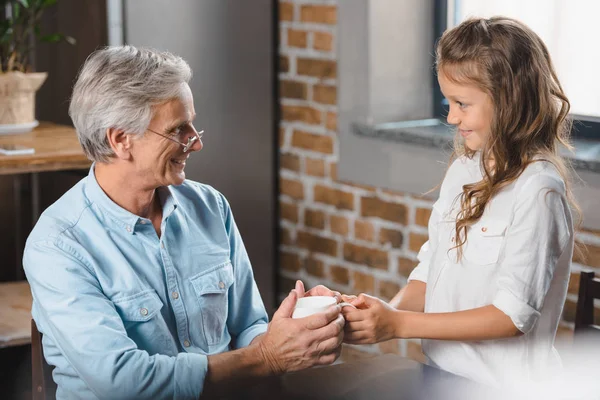 Abuelo y nieta sonrientes - foto de stock