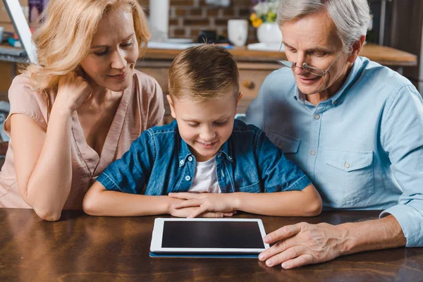 Famille utilisant une tablette numérique — Photo de stock