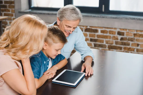 Familie nutzt digitales Tablet — Stockfoto