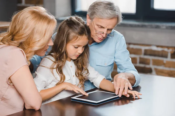 Familia usando tableta digital - foto de stock