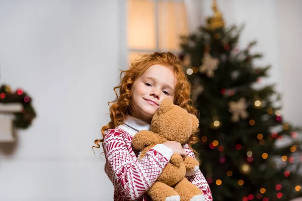 Kind mit Teddybär — Stockfoto