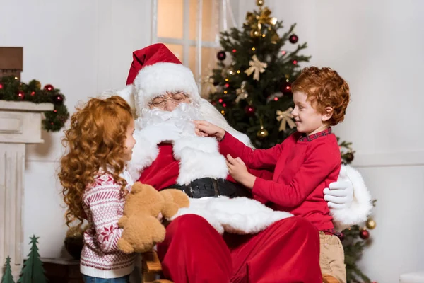 Santa Claus y hermanos pequeños - foto de stock