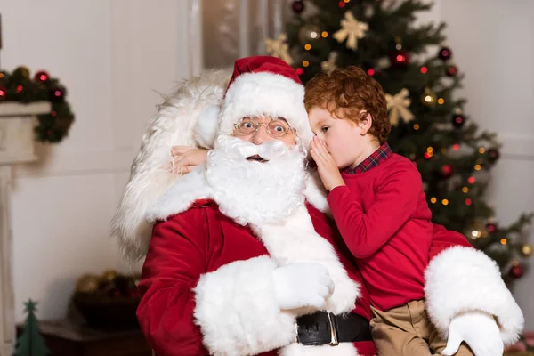 Papai Noel e menino — Fotografia de Stock