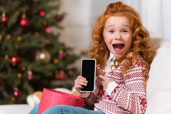 Criança pequena com smartphone — Fotografia de Stock