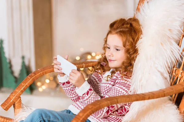 Criança usando smartphone em casa — Fotografia de Stock