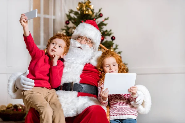 Niños que utilizan dispositivos digitales - foto de stock