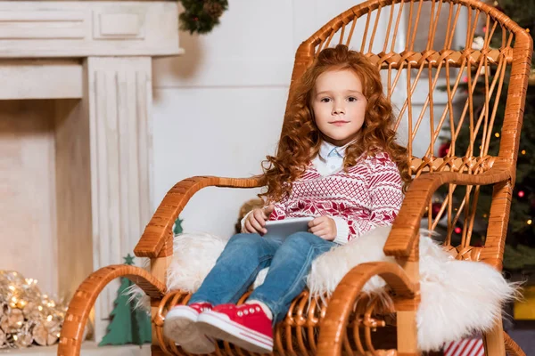 Niño pequeño con smartphone - foto de stock