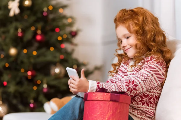 Child using smartphone at home — Stock Photo