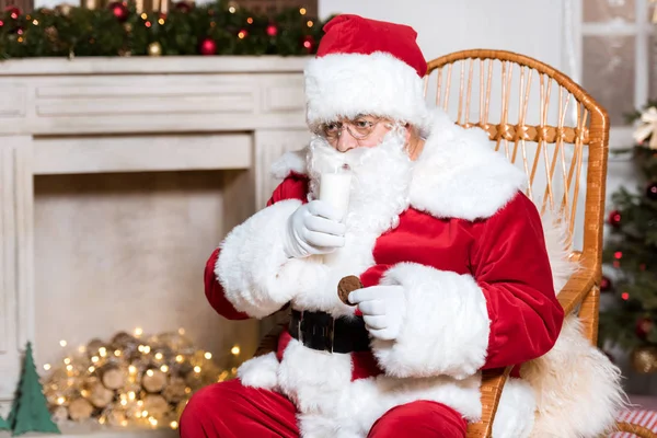 Santa Claus Beber leche - foto de stock