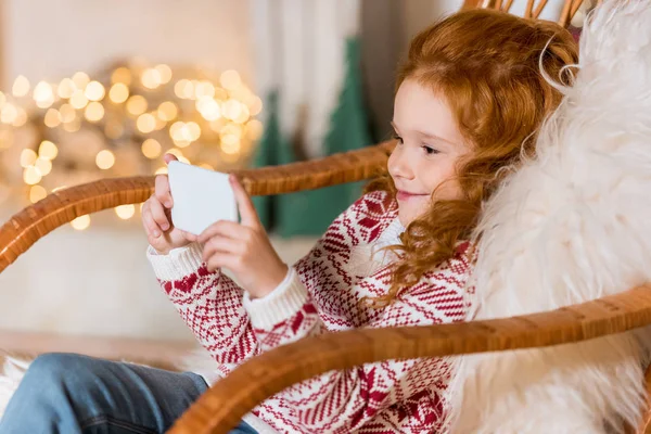 Criança usando smartphone em casa — Fotografia de Stock