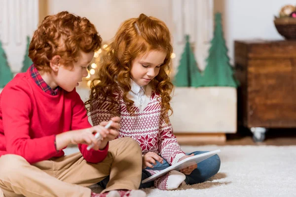 Kinder mit digitalen Geräten — Stockfoto