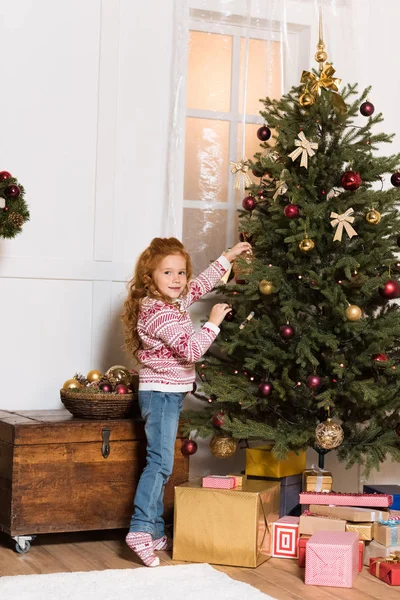 Enfant décorant arbre de Noël — Photo de stock