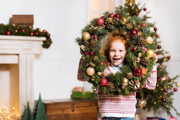 Niño con corona de Navidad - foto de stock