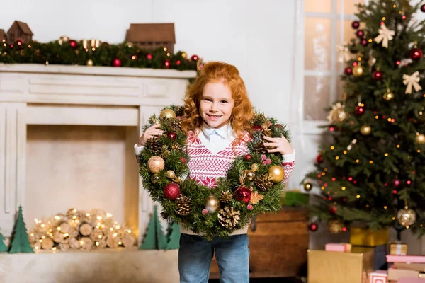 Bambino con corona di Natale — Foto stock