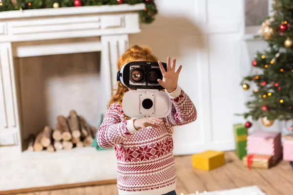 Niño en auriculares de realidad virtual - foto de stock