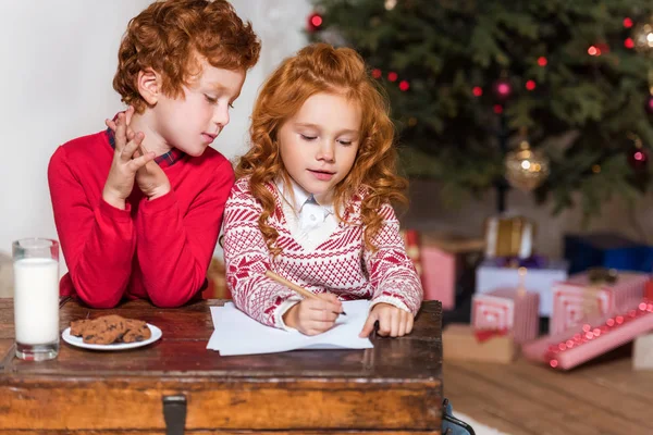 Kinder schreiben Wunschliste für Weihnachtsmann — Stockfoto