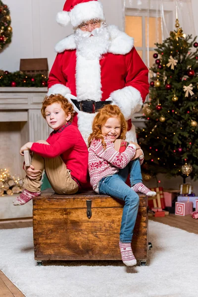 Santa claus and little siblings — Stock Photo